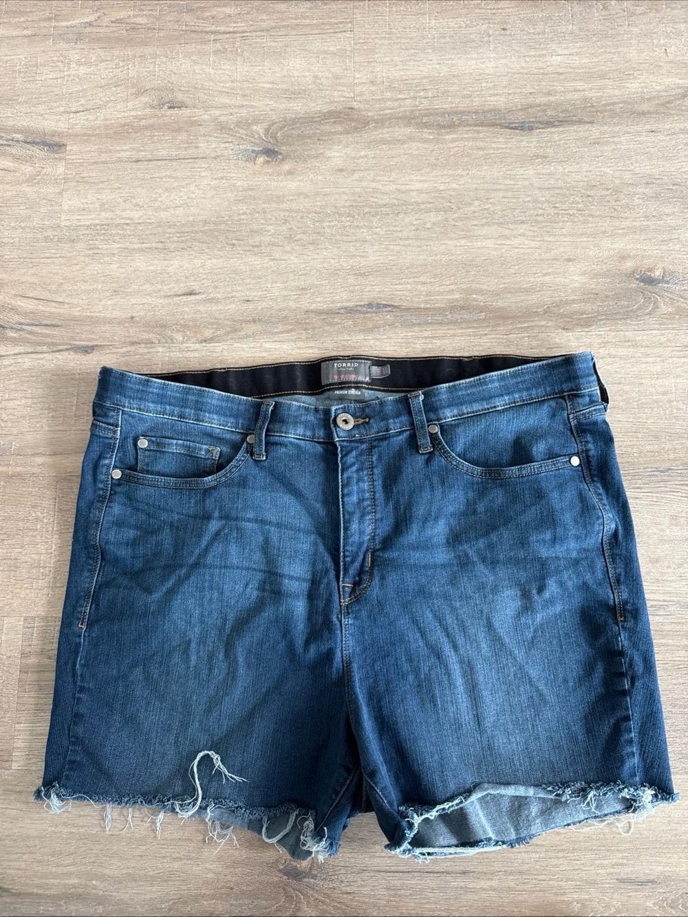 Women’s Torrid Dark Blue Denim Frayed Hem Jean Shorts 24T Sky High Skinny